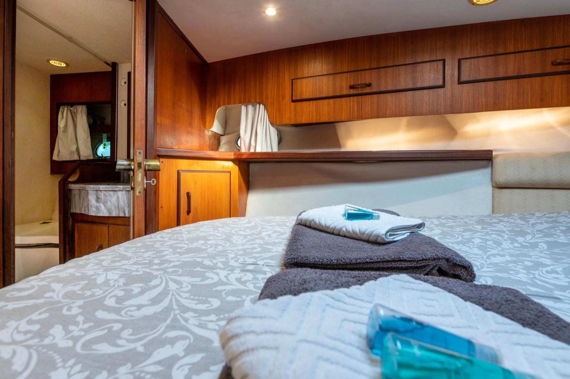 Boat Accommodations Barcelona Sant Adrià de Besòs Exterior foto